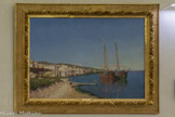 Hôtel-Dieu <br>Raymond Moisson.
Tartanes désemparées aux Martigues.
Huile sur toile, XIXe siècle.<br> LE PAYSAGE PROVENÇAL.
La deuxième moitié du XIXe siècle est marquée par le mouvement de la renaissance provençale. Ce courant tend à préserver le patrimoine poétique, littéraire, artistique et musical constituant l’identité régionale. Impulsé par Frédéric Mistral et les membres du Félibrige, il exalte les repères linguistiques et traditionnels d’une Provence rurale qui tend à disparaître face à l’industrialisation et à l’uniformisation progressive de la société.
À travers la représentation des paysages locaux, les artistes contribuent aussi sûrement que les philologues et les écrivains à « l’invention » de cette Provence mythique, symbole d’un art de vivre significatif: collines arides ; rivages baignés d’une luminosité particulière ; routes poudreuses ; vastes étendues écrasées de soleil; figure tutélaire du Ventoux, baptisé le «géant de Provence». Les œuvres des peintres exposées ici offrent un ample panorama de cette Provence réelle autant que rêvée.