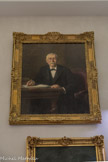 Hôtel-Dieu <br>Adolphe Cavaillon, huile sur toile de Marius Barthalot. Chef interne à l’hôtel-Dieu d’Avignon, le docteur Adolphe Cavaillon (1843-1914) est médecin à Carpentras de 1866 à sa mort. En 1963 et 1965, ses héritières - Mesdames Garsin-Cavaillon et Lévy — donnent à l’Inguimbertine le riche fonds de judaïca qu’il a rassemblé. Cette collection comprend des objets cultuels, des portraits et surtout des ouvrages, soit quatre cent cinquante-trois volumes, dont deux cent trente en hébreu, six manuscrits hébraïques et cinquante-cinq partitions musicales, plusieurs tableaux, dessins et objets mobiliers
Cet ensemble offre un rare exemple de la bibliothèque d’une famille judéo-comtadine à la veille du rattachement à la France : éditions de la Bible, études talmudiques, littérature rabbinique sont d’autant plus intéressantes que les liturgies du Comtat Venaissin diffèrent de celles des autres communautés d’Europe. Ce don significatif témoigne du long passé des Juifs de Carpentras, protégés des papes dans cette cité depuis 1343. Le portrait du docteur Cavaillon est dû à Marius Barthalot (1861-1955), élève d’Alexandre Cabanel et de Léon Bonnat.