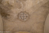 Hôtel-Dieu <br> Voûte du vestibule. Sur la clé de cvoûte, les étoiles représentent l'Espérance et les coeurs, la Charité.