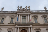 Hôtel-Dieu <br> L'avant-corps à colonnes avec chapiteaux ioniques au rez-de-chaussée, composites à l'étage, est surmonté d'un fronton triangulaire. Les fenêtres de l'étage sont abritées par des frontons triangulaires sur consoles.