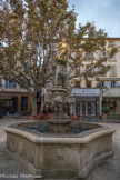La fontaine de l’ange, la plus belle de toutes. Cette fontaine devient rapidement le symbole de la ville Peinte par les artistes locaux, représentée sur un donatif de l’hôtel-Dieu, sur les premières, cartes postales et chantée par les poètes, elle est particulièrement chère au cœur des habitants, qui affubleront l’ange, selon les époques, d’un bonnet phrygien à la Révolution, puis de trois fleurs de lys à la Restauration. Malgré les protestations des Carpentrassiens, la fontaine fut détruite en 1904, comme bon nombre de ses consœurs, sur décision du Conseil municipal, qui reprochait aux fontaines d’avoir un débit d’eau constant qui occasionnait un gaspillage. On leur préférait alors les bornes-fontaines en fonte, d’où l’eau ne collait que quand on actionnait leur manivelle. Sans aucune considération pour sa valeur architecturale, elle fut abattue à coup de pioche. Seul l’ange s’en sortit par miracle et fait partie aujourd’hui des collections de la bibliothèque Inguimbertine.