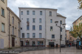 A la fin du XIXe siècle, le minotier Isidore Moricelly finance d'importants travaux d'aménagement urbain. A l'emplacement de l'ancienne «carrière» de Carpentras (une partie du ghetto juif,) la place de l'hôtel-de-Ville est créée. L'espace ainsi libéré permet de construire-un nouveau corps de bâtiment, venant dédoubler l'ancien hôtel de Laroque, occupé depuis le XVIIIe siècle par la mairie. Une place plantée de platanes fut aménagée, des rues latérales sont percées et l'édifice désormais dégagé sur ses quatre faces. Le sol gris représente l'étendue de la carrière juive.