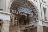 Le passage Boyer. Elevée au milieu du XIXe siècle, pour relier aisément les petites halles et le marché aux pommes de terre, la “rue Vitrée” porte le nom d’un orfèvre et notable de la ville, Jean Boyer.
Ce dernier acquiert de Monsieur de Lagarde, un ensemble de maisons qu’il fait démolir. Sur les terrains libérés, au cœur d’un quartier animé, une opération immobilière d’envergure permet d’édifier, de part et d’autre du passage, une double rangée d’immeubles à l’ordonnance régulière et dépouillée. Le passage fut construit dans le goût des passages parisiens par des chômeurs des ateliers nationaux après la révolution de 1848. On y accède par deux larges porches voûtés d’arêtes. Réparties le long de travées régulières, des boutiques modernes contrastent avec les échoppes médiévales et les marchés ruraux tout proches.