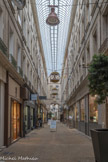 Le passage Boyer. La “rue Vitrée”. Long de 90 m, large de 5 m, ce qui lui confère des proportions harmonieuses, le passage Boyer est couvert d’une charpente métallique : ses arcs de fer plein cintre sont surmontés d’une bâtière qui assure une bonne ventilation ; les petits carreaux de la verrière sont compatibles avec le fort ensoleillement de l’été.