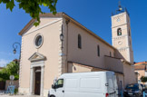 Saint-Mandrier. <br> En 1657, La Seyne obtient son indépendance communale avec bornage des terrains s'étendant jusqu'à la presqu'île de Sépet, car l'île était devenue presqu'île entre 1630 et 1657 grâce à la formation de l'isthme des Sablettes par ensablement. Le village, appelé aussi le Cros Saint-Georges commence à prendre forme et devient alors une section de la commune-mère La Seyne.
En 1670, on construisit l'infirmerie royale Saint-Louis remplacée en 1818 par l'hôpital maritime de Saint-Mandrier. Tout au long du XVIIIe siècle, la vie à Saint-Mandrier a été intimement liée aux événements se déroulant dans la rade.
L'indépendance de la commune a été proclamée le 24 avril 1950, et menée par Louis Clément, son premier maire. Le 24 avril de l'année suivante, Saint-Mandrier devient Saint-Mandrier-sur-Mer.<br>Le portail de l'église paroissiale a un fronton triangulaire.