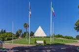 Saint-Mandrier. <br> Cimetière Franco-Italien. Située sur la route du sémaphore, la nécropole de Saint-Mandrier est créée en 1670 par Colbert. Dépendant de l'ancien hôpital de la marine, ce cimetière est pris en charge par le ministère des anciens combattante, le 8 décembre 1948. A l’intérieur de la partie française reposent des soldats et marins tués au cours ou des suites de la première guerre mondiale, notamment sur le front d’Orient : 1024 français, 22 combattants serbes, 18 grecs, 16 russes, et 1 bulgare reposent en tombes individuelles. Les restes mortels de 777 combattants français ont été rassemblés dans un ossuaire. En 1961, la partie sud-est a été cédée au gouvernement italien. Celui-ci a déposé, dans un columbarium, les restes de 975 soldats décédés dans le sud de la France au cours de la seconde guerre mondiale.