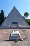Saint-Mandrier. <br> Cimetière Franco-Italien. Tombeau renfermant la dépouille de Marie-Nicolas Ravier, capitaine de l’armée d’Orient, « mort pour la France » le 8 octobre 1917 et portant l’inscription : « En reconnaissance des soins donnés à son fils Marie-Nicolas. Ravier de Dounemari a légué, le 8 janvier 1919, la moitié de sa fortune à l’Hôpital de Saint-Mandrier ».