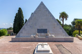 Saint-Mandrier. <br> Cimetière Franco-Italien. Une pyramide, haute de 8 mètres, ornée de deux sphinx, est érigée en septembre 1810. Elle renferme la dépouille du vice-amiral Latouche-Treville, grand officier de l'Empire, commandant en chef des Forces Navales de la Méditerranée, décédé en rade de Toulon le 17 août 1804 à bord du vaisseau Le Bucentaure.