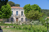 Saint-Mandrier. <br> A la fin du 19e siècle, Paul Juvénal, avocat à la cour de Toulon, fait construire la maison de maître et les bâtis agricoles sur l’arrière-plage de la Coudoulière. Il décède en 1940, et ce n'est qu'en 1952, après le règlement de la succession familiale, que son neveu, Maximin dit Max, prend possession des lieux. Avocat à la Cour d'Aix-en-Provence, il a joué un rôle primordial dans l’unification de la Résistance en Provence, et présidera le Comité de Libération à Marseille. Après ses mandats de Député et Président du Conseil Général des Bouches-du-Rhône, il s'installe sur le Domaine agricole de son oncle à Saint Mandrier, où il devient conseiller municipal dès 1965 puis maire (1970-1984). A son décès, les parts d'indivision d’une branche de la famille sont cédées à une société civile immobilière, qui se retrouve en copropriété avec Max fils (l'un des fils de Max Juvénal).