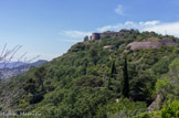 Evenos. <br> Le fort de Pipaudon. Construit en 1893-1895, à 406 m d'altitude. Sa garnison était composée de 360 hommes, 12 canons et 2 mortiers. Il commandait la route venant de Marseille et les gorges d’Ollioules. Dernier ouvrage construit dans la place ; en conformité avec l’usage du moment, il comporte de nombreux locaux creusés dans le roc dont des magasins et un monte-charge.
