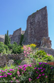 Evenos. <br> Le donjon est de forme pentagonale, il abrite une chapelle dédiée à Saint-Pierre.
