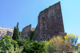 Evenos. <br> La construction du château d'Evenos a débuté en 1141, sous le règne de Louis VII le Jeune (1137-1180).  Le château va connaître un premier développement un peu moins d'un siècle après sa fondation, avec la construction de son donjon vers 1230. Son donjon pentagonal, installé à la pointe de l'éperon pour faire face à l'attaque semble imprenable. Au cours des siècles, le château d'Evenos va passer de main en main, et connaître bon nombre d'agrandissements et d'embellissements. Au début du XIVème siècle, le château va se parer d'une tour circulaire, appelée également 