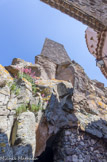 Evenos. <br>Le château est Installé le long d'une crête volcanique, ses fondations épousent parfaitement la verticalité de cette crête.