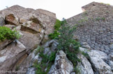 Evenos. <br>• 1141. Evena serait cité.
•  1148. Castro Evene est mentionné.
•  1150. Evena est cité dans le Cartulaire de l’Abbaye Saint-Victor de Marseille.
 • 1150 : le castrum est partagé entre le vicomte et le chapitre de Marseille.
• v. 1230 : le donjon est construit.
• v. 1297 : le comte de Provence possède des parts sur Evenos.
• 1313-1324 : ce dernier cède ses parts à Bertrand de Signes.
• 1315 : Bertrand de Vintimille hérite d'Évenos.
• 1524 : le château résiste aux troupes de Charles Quint, commandées par Charles de Bourbon.
• 1592 : face au duc de Lesdiguières, les « carcistes » tiennent la place. Le capitaine Isnard d’Ollioules se distingue par sa défense farouche.
• Fin XVIe - début XVIIe : le logis est modernisé.
• 1793 : lors du siège de Toulon, l'armée républicaine s'empare du château.
• Après 1945 : le château est pillé et vandalisé