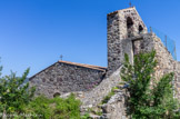 Evenos. <br> Eglise paroissiale Saint-Martin. Eglise fortifiée. Accès à sa terrasse de défense par un escalier partant du chemin de ronde. Au 18e siècle, rajout d’un un toit et d’un clocher-mur à deux baies. L’existence de ce toit-terrasse confirmerait que l’église était fortifiée et que la hauteur sous voute était plus importante.