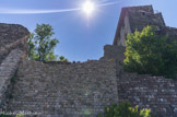 Evenos. <br> Le château d'Evenos va connaître une véritable modernisation à la fin du XVIème siècle, sous la direction de Gaspard II de Marseille-Vintimille, qui va notamment apporter au logis une façade Renaissance. Malgré ces travaux d'embellissement, le Château garde ses fonctions militaires jusqu'en 1793, date du siège de Toulon par l'armée républicaine.
Au cours du XXème siècle, le château devient une propriété privée avec son logis qui sera habité jusqu'à la Seconde Guerre mondiale. Après avoir longtemps appartenu à la famille Daniel, réputée au village d'Evenos, le château a été revendu en 2012 à un particulier qui souhaite le transformer en habitation.
Les travaux de réhabilitation transforment peu à peu le lieu et redonne les lettres de noblesse au château.