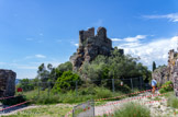 Evenos. <br> La grande cour du château se termine par une tour ronde dite « Tour Blanche ».