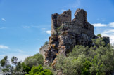 Evenos. <br> La grande cour du château se termine par une tour ronde dite « Tour Blanche ».