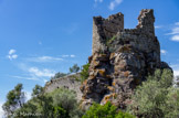 Evenos. <br> La grande cour du château se termine par une tour ronde dite « Tour Blanche ».