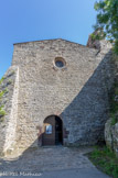 Evenos. <br> Eglise paroissiale Saint-Martin. Eglise romane du XIIIe siècle, construite en pierres de basalte et de calcaire. Avec son système de défense à toit -terrasse découvert lors des travaux de restauration, elle était un véritable bastion avancé pour la défense du rempart Est, à l’entrée du village.