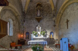 Evenos. <br> Eglise paroissiale Saint-Martin. Trois baies et l’oculus du mur pignon éclairent la nef dans laquelle nous trouvons différentes expressions d’« art sacré ».