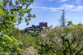 Evenos. <br> Le village est ancré à 432 m sur une coulée de lave datée d’environ 6 millions d’années. Le volcanisme de la région d'Evenos est très ancien, il remonte à la fin du tertiaire il y a 10 millions d’années. Et les dernières coulées de lave datent de 6 millions d'années. Les laves ont été émises soit par des fissures soit par des cratères. 
La coulée volcanique dont le départ viendrait du rocher de l’Aïgue (Le Beausset) auraient parcouru environs 15 km recouvrant la Piosine, Evenos, la Courtine, la zone des playes, pour arriver – épaisses de 15 m – à la pointe nègre (Six Fours). . La batterie Napoléonienne du cap Nègre a été construite avec les roches volcaniques.
La roche basaltique est de plusieurs couleurs, dues à sa forte teneur en oxyde de fer.
