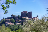 Evenos. <br> Le château est à son origine construit en basalte et calcaire, des roches qui lui donnent toute sa spécificité : une double coloration saisissante et surprenante. Dominant la plaine côtière toulonnaise et les gorges d'Ollioules, le château d'Evenos trône fièrement en véritable forteresse de montagne.