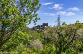 Evenos. <br>La région fut habitée par les peuplades Celto-ligures (plusieurs siècles avant notre ère), puis les templiers créèrent une léproserie dans les gorges du Destel.
Sur les vestiges d’une tour grecque en ruine, les romains y construisirent un oppidum. Le village fut détruit plusieurs fois par l’invasion de Sarazins, les habitants ont donc commencé à construire le château féodal au Xème siècle.
St Louis séjourna à Evenos au retour d’une croisade et Evenos montagne comme on l'appelle aujourd'hui (Nèbre pour les natifs) fut longtemps le chef-lieu de la commune qui regroupe aujourd’hui encore Evenos montagne,  le hameau du Broussan blotti dans sa cuvette et le hameau de Sainte Anne, dans la plaine qui ouvre sur le Beausset et par où passe la route nationale de Toulon à Marseille, autrefois route royale qui pour ces raisons, deviendra le centre administratif de la commune moderne.