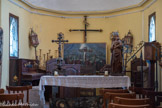 Sur l’autel, crucifix de l’école espagnole (1258), et une Vierge du XIVe s. à dr. ciborium du XVIe s.