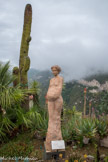 Justine ou Isis. Vous m'avez reconnu... Je suis la même  Et pourtant  autre. Le nom de cette statue de Jean-Philippe Richard évoque la déesse égyptienne de la vie et de la fertilité. Selon la tradition les Phéniciens la vénéraient en ces lieux. Isis serait à l’origine du nom Eze.