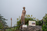 Les sculptures, du Jardin, compagnes silencieuses et intemporelles de votre visite, sont l’œuvre de Jean-Philippe Richard, sculpteur présent dans de nombreuses galeries françaises et étrangères. Depuis 1990, il explore les mystères de la féminité dans son atelier de Mirabel en Baronnies dans la Drôme. Ses femmes sont pétries d’éternité, qu’elles soient faites de bronze, de cristal ou de terre.
C’est à partir de cette dernière matière qu’il appelle “poussière d’étoiles” que l'artiste leur a donné la vie. Délicates, sensuelles et mystérieuses, ces déesses de terre côtoient avec harmonie les plantes du Jardin d’Eze.