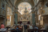 Vraies et fausses fenêtres, vraie et fausse chaire se répondent dans des jeux de trompe-l’œil typiques de l’art baroque. Chacune des chapelles est consacrée à un saint ou à une fonction : les prières aux défunts, la Vierge, les saint guérisseurs – avec notamment saint Grat protecteur des récoltes – et les animaux avec saint François d’Assise. Ces saints représentés sur des toiles marouflées, encadrées de stucs et de faux marbres révèlent les préoccupations des Ezasques à l’époque des Lumières.