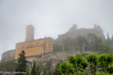 Le vieux village d’Eze, ancienne forteresse médiévale, a succédé à une première agglomération implantée à l’origine sur l’oppidum du Bastide. Les Ligures du mont Bastide commerçaient avec les Grecs dès le IVe s. av. J.-C., ensuite ils furent romanisés comme les autres peuples indigènes des Alpes- Maritimes. Au Moyen Age, pour des raisons de sécurité, le village est transféré sur le piton rocheux. La première famille d’Eze apparaît au XIIe s., issue des comtes de Nice. Eze est érigé en comté en 1592. Les remparts du XIIe s. seront démantelés en 1706 par ordre de Louis XIV. Provençale, Eze passe au Comté de Savoie en 1388, comme Nice. Dès lors, elle suivra sa destinée. En 1543, elle subit l’offensive de la flotte ottomane de Soliman Le Magnifique allié à François Ier. Aux cours des XVIIe et XVIIIe siècles, le village sera occupé et dévasté à plusieurs reprises par les armées françaises. En 1860, les Ezasques se prononceront à l’unanimité pour le rattachement à la France.