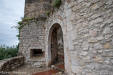 A l’entrée du village, malgré les stigmates du temps et les offensives sarrasines et françaises, la poterne du XIVe siècle semble encore attendre d’éventuels assaillants. Une canonnière du XVIe siècle protège la première porte.