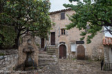Le Planet. C’est l’un des derniers propriétaires de la maison des Riquier qui fit installer la fontaine italianisante en 1930.
L’alimentation en eau resta longtemps tributaire des citernes du village. Il faudra attendre 1952 pour que l’eau arrive dans les maisons.