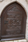 La porte de la maison des Riquier est ornée de bas- reliefs.