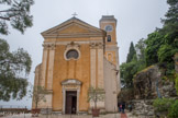Au XVIIIe siècle, la façade était rehaussée d’une figure de Notre-Dame de l’Assomption, la sainte patronne, et des armes de Sardaigne puisque le comte de Savoie était aussi roi de Sardaigne. Son aspect presque classique contraste avec son intérieur Baroque.