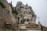 Dans le petit cimetière disposé en terrasses, face au vallon de l’Aighetta, l'acteur et humoriste Francis Blanche repose depuis 1974.