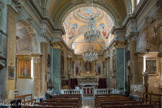A l’intérieur, on retrouve la disposition à nef unique rythmée par des chapelles latérales séparées du chœur par un arc triomphal caractéristique de l’art baroque