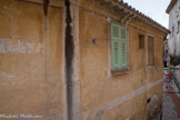 Fausses persiennes, en trompe l’œil,  sur une façade de la rue principale.