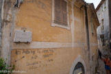 Fausses persiennes, en trompe l’œil,  sur une façade de la rue principale.