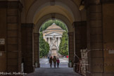 Cimetière monumental de Staglieno. <br> Le panthéon de style romain et devant, la statue de la Foi de Santo Varni