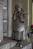 Cimetière monumental de Staglieno. <br> Tombeau Amerigo, 1890, G. Moreno sculpteur. L’enfant est le compagnon naturel de la veuve : ces grandes compositions sans l’ignorer lui réservent un rôle accessoire – exprimer l’émotion que les adultes refrènent, embrassant le défunt ou la défunte, prier avec componction comme un jeune aveugle et une fillette orpheline qui expriment leur reconnaissance envers leur bienfaiteur.