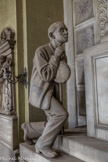 Cimetière monumental de Staglieno. <br> Tombeau Amerigo, 1890, G. Moreno sculpteur. L’enfant est le compagnon naturel de la veuve : ces grandes compositions sans l’ignorer lui réservent un rôle accessoire – exprimer l’émotion que les adultes refrènent, embrassant le défunt ou la défunte, prier avec componction comme un jeune aveugle et une fillette orpheline qui expriment leur reconnaissance envers leur bienfaiteur.