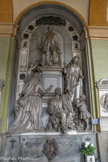 Cimetière monumental de Staglieno. <br> Tombe de la famille Pellegrini, sculpteur D. Carli, 1888. Ce tombeau mêle le thème de la famille à celui de la charité pour les pauvres: le soin avec lequel sont représentés le pauvre, la petite fille et leurs vêtements est saisissant.