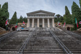 Cimetière monumental de Staglieno. <br> Le panthéon de style romain  avec son très beau pronaos de colonnes en style dorique, flanqué de deux statues de marbre représentant les prophètes bibliques Job et Jérémie.