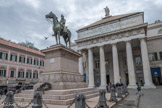 Théâtre Carlo Felice et Statue de Garibaldi, œuvre du sculpteur italien Augusto Rivalta,  sur la place Ferrari à Gênes. La place est dédiée au  duc de Galliera, Raffaele De Ferrari qui était un homme d'affaires, financier et philanthrope italien, fondateur du Crédit mobilier avec les frères Pereire, rivaux des Rothschild.