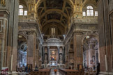 Chiesa del Gesù.<br> Avec sa profusion d’ors, stucs et marbres polychromes, les perspectives audacieuses des fresques des frères Giovanni et Giovan Battista Carlone, l’intérieur de l’église est un exemple prestigieux du baroque génois, à une époque où les plus importantes familles aristocratiques de la ville demandaient aux plus célèbres artistes de décorer les chapelles de famille.