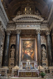 Chiesa del Gesù.<br> Au-dessus du maître-autel se trouve la Circoncision de Pierre-Paul Rubens (1608). Les candélabres de bronze sont d'Annibale Busca et, entre les colonnes, les statues des saints Pierre et Paul sont de Giuseppe Carlone.