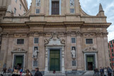 Chiesa del Gesù.<br> La façade est refaite durant la seconde moitié du XIXe siècle, après la démolition de l’arcade qui mettait en communication directe le palais ducal avec l'église du Gesù, par sa façade, prenant pour modèle d’anciens projets de Pierre-Paul Rubens. Terminée en 1894, elle est enjolivée des statues de saint Ambroise (à droite) et de saint André (à gauche, avec sa croix), œuvres de Michele Ramognino